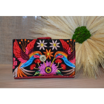 Portfel mały skórzany czerwony z kwiatowym kolorowym haftem .